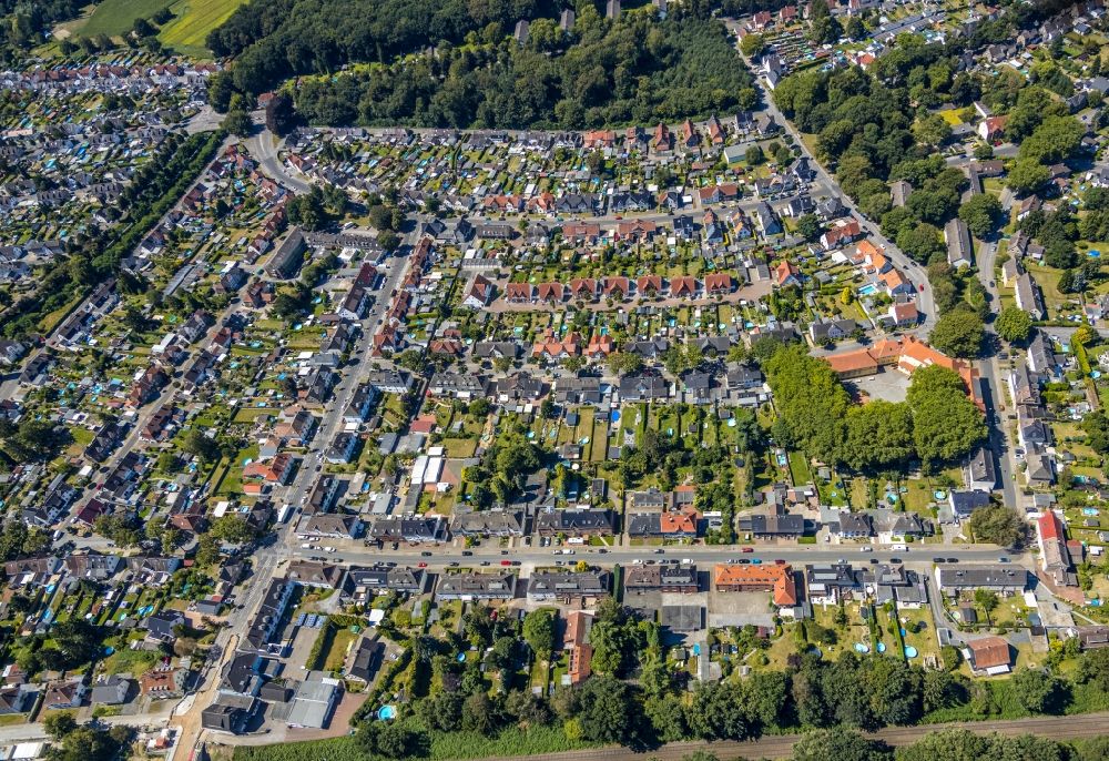 Gladbeck from above - Residential area - mixed development of a multi-family housing estate and single-family housing estate with swimming pool in your own garden in the district Zweckel in Gladbeck in the state North Rhine-Westphalia, Germany