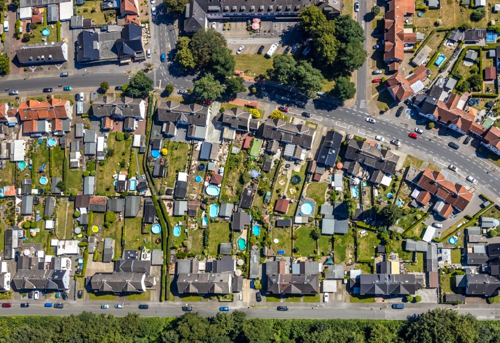 Aerial photograph Gladbeck - Residential area - mixed development of a multi-family housing estate and single-family housing estate with swimming pool in your own garden in the district Zweckel in Gladbeck in the state North Rhine-Westphalia, Germany