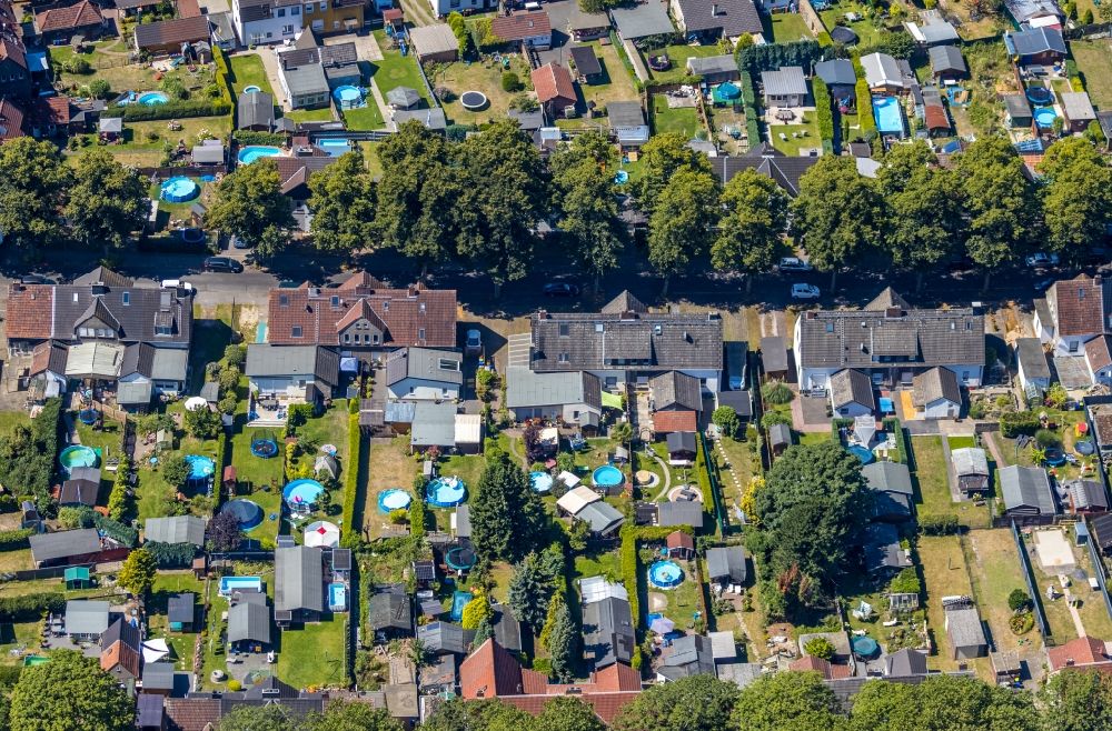 Aerial image Gladbeck - Residential area - mixed development of a multi-family housing estate and single-family housing estate with swimming pool in your own garden in the district Zweckel in Gladbeck in the state North Rhine-Westphalia, Germany