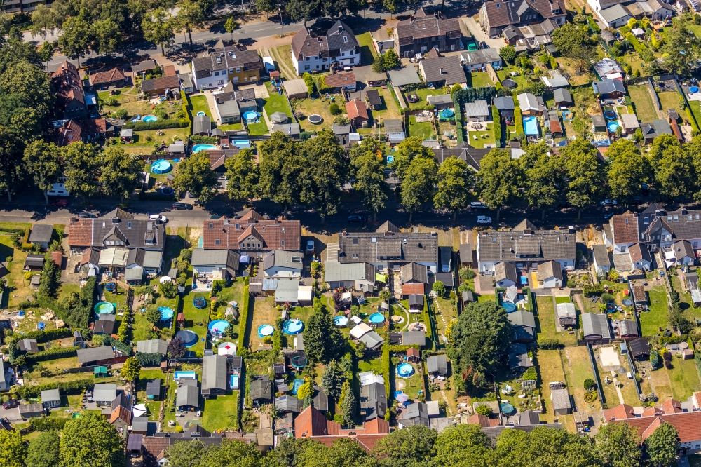 Aerial photograph Gladbeck - Residential area - mixed development of a multi-family housing estate and single-family housing estate with swimming pool in your own garden in the district Zweckel in Gladbeck in the state North Rhine-Westphalia, Germany