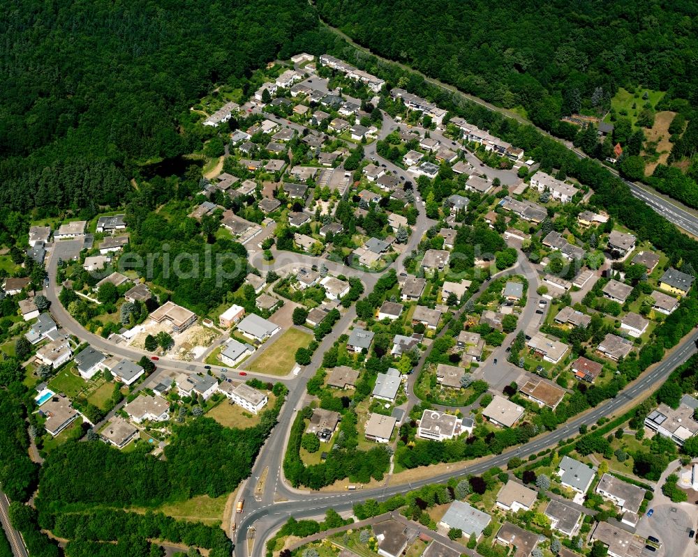 Petersweiher from above - Residential area - mixed development of a multi-family housing estate and single-family housing estate in Petersweiher in the state Hesse, Germany