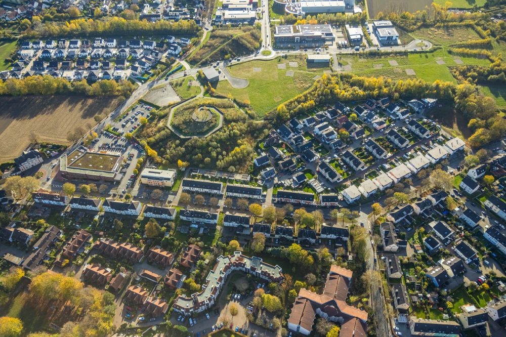 Aerial photograph Bochum - Residential area - mixed development of a multi-family housing estate and single-family housing estate with terraced houses on street Hiltroper Strasse in the district Bergen in Bochum at Ruhrgebiet in the state North Rhine-Westphalia, Germany