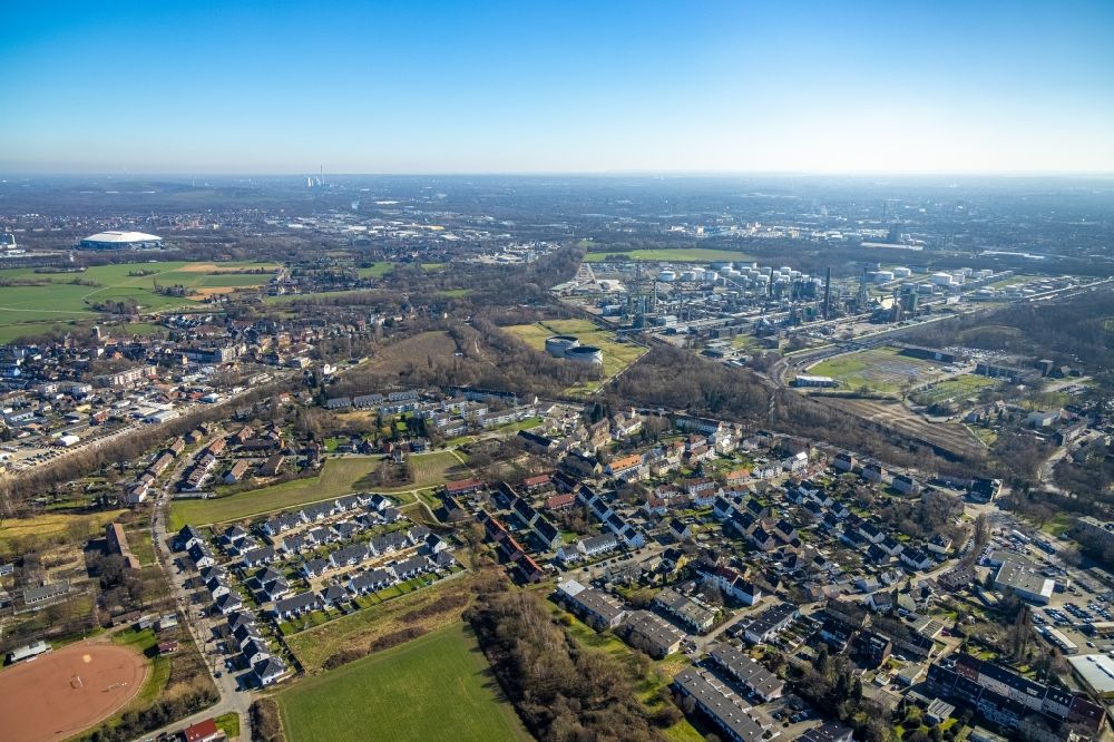 Aerial image Gelsenkirchen - Residential area - mixed development of a multi-family housing estate and single-family housing estate on Rosenstrasse in the district Beckhausen in Gelsenkirchen at Ruhrgebiet in the state North Rhine-Westphalia, Germany