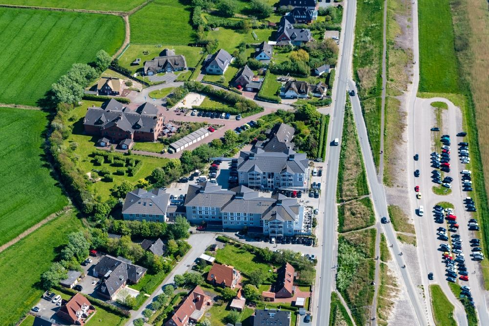 Sankt Peter-Ording from the bird's eye view: Residential area - mixed development of a multi-family housing estate and single-family housing estate in Sankt Peter-Ording in the state Schleswig-Holstein, Germany