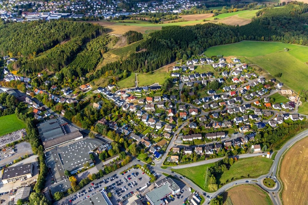 Aerial photograph Sundern (Sauerland) - Residential area - mixed development of a multi-family housing estate and single-family housing estate on Selscheder Weg in Sundern (Sauerland) in the state North Rhine-Westphalia, Germany