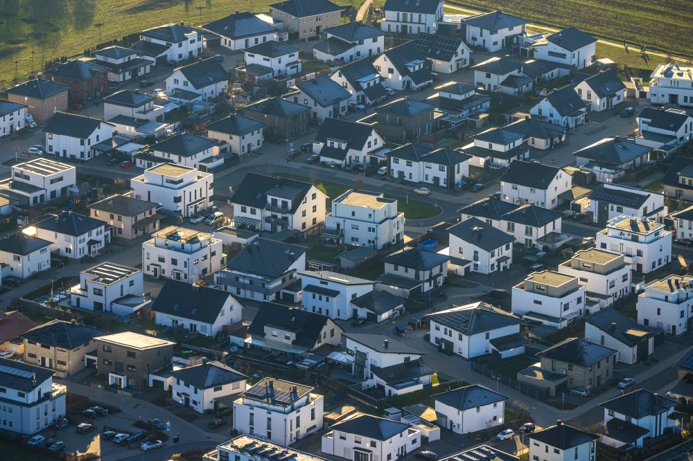 Aerial image Soest - Residential area - mixed development of a multi-family housing estate and single-family housing estate on street Am Heuweg in Soest in the state North Rhine-Westphalia, Germany