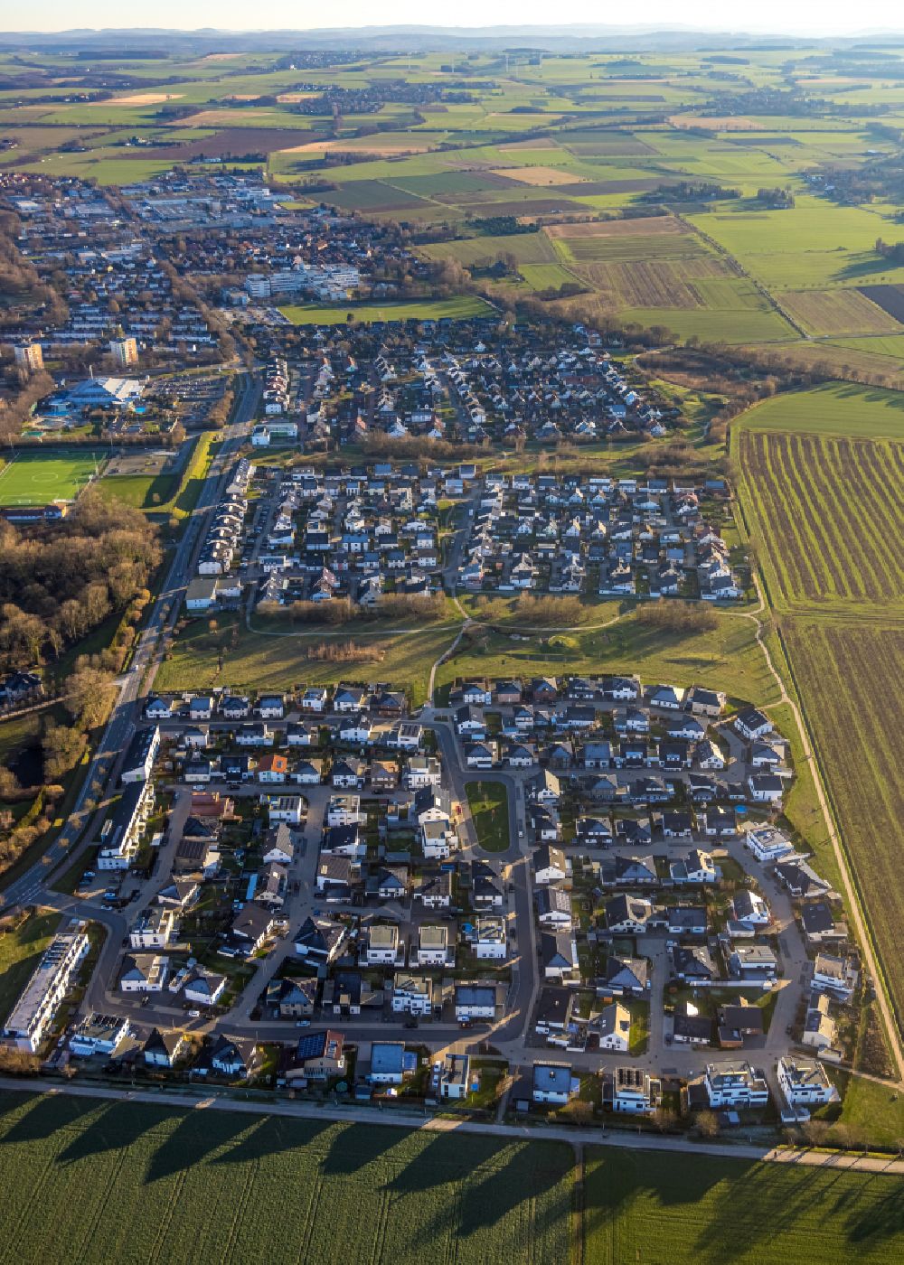 Aerial photograph Soest - Residential area - mixed development of a multi-family housing estate and single-family housing estate on street Am Heuweg in Soest in the state North Rhine-Westphalia, Germany