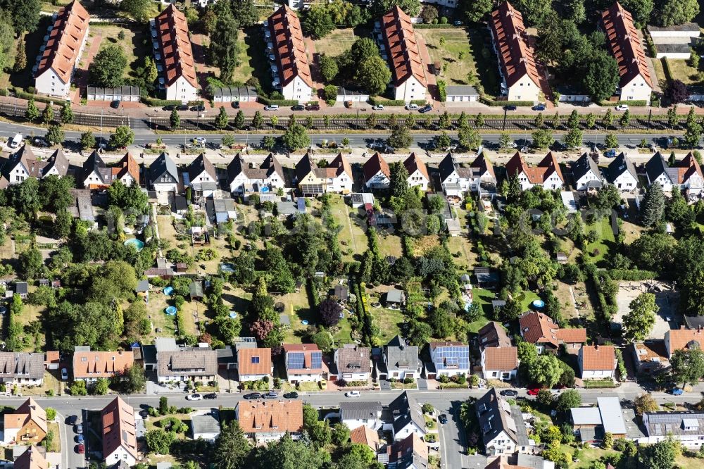 Hannover from the bird's eye view: Residential area - mixed development of a multi-family housing estate and single-family housing estate in of Wallensteinstrasse in Hannover in the state Lower Saxony, Germany