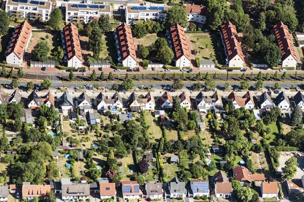 Aerial image Hannover - Residential area - mixed development of a multi-family housing estate and single-family housing estate in of Wallensteinstrasse in Hannover in the state Lower Saxony, Germany