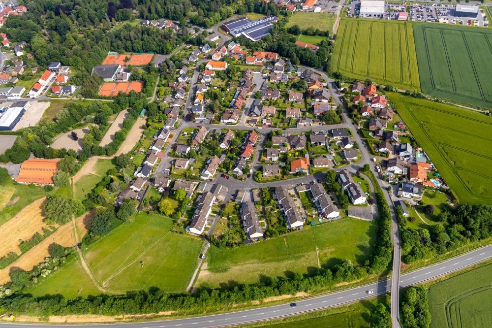 Aerial photograph Werl - Residential area - mixed development of a multi-family housing estate and single-family housing estate in Werl in the state North Rhine-Westphalia, Germany