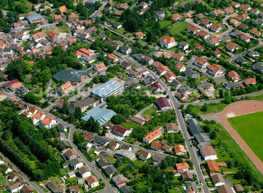 Aerial photograph Winnweiler - Residential area - mixed development of a multi-family housing estate and single-family housing estate in Winnweiler in the state Rhineland-Palatinate, Germany