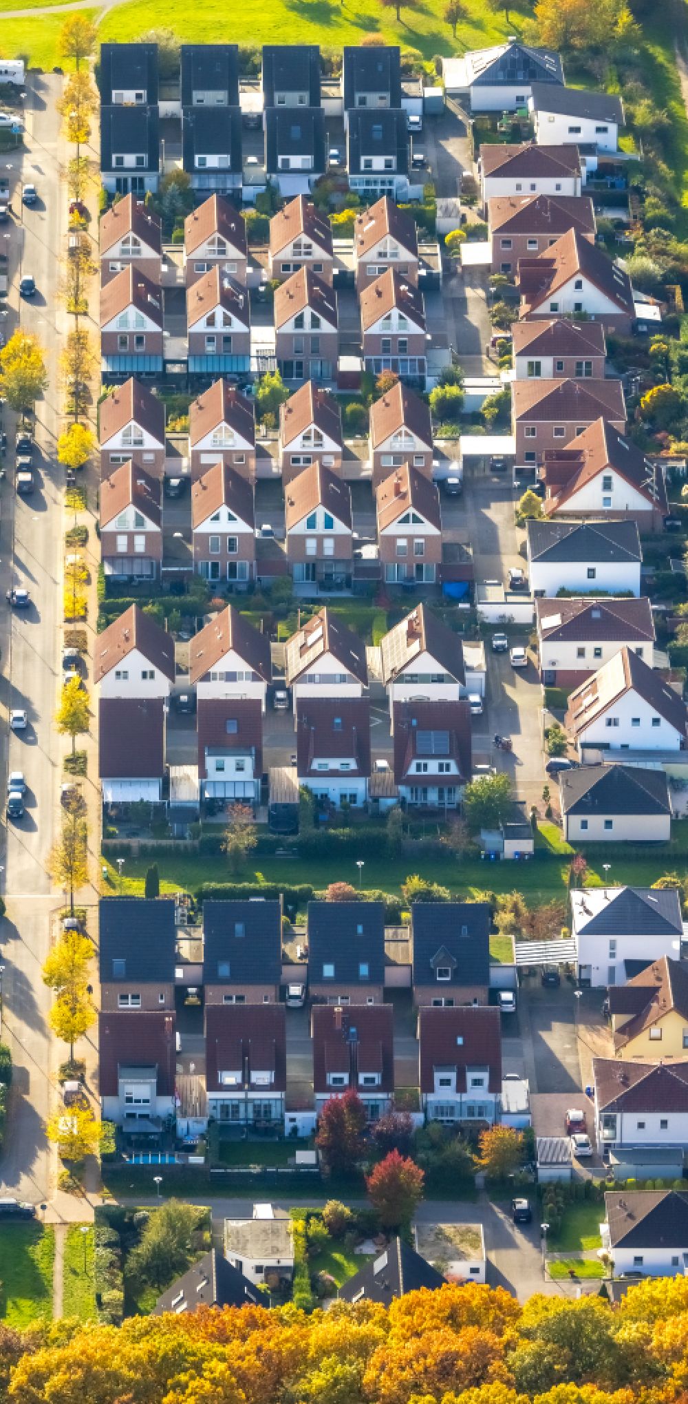 Aerial image Zweckel - residential area - mixed development of a multi-family housing estate and single-family housing estate on street Albert-Einstein-Strasse in Zweckel at Ruhrgebiet in the state North Rhine-Westphalia, Germany