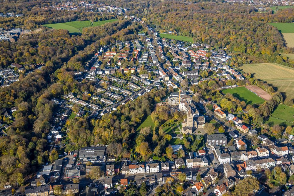 Bochum from the bird's eye view: Residential area - mixed development of a multi-family housing estate and terraced housing estate on street Hiltroper Landwehr in the district Hiltrop in Bochum at Ruhrgebiet in the state North Rhine-Westphalia, Germany