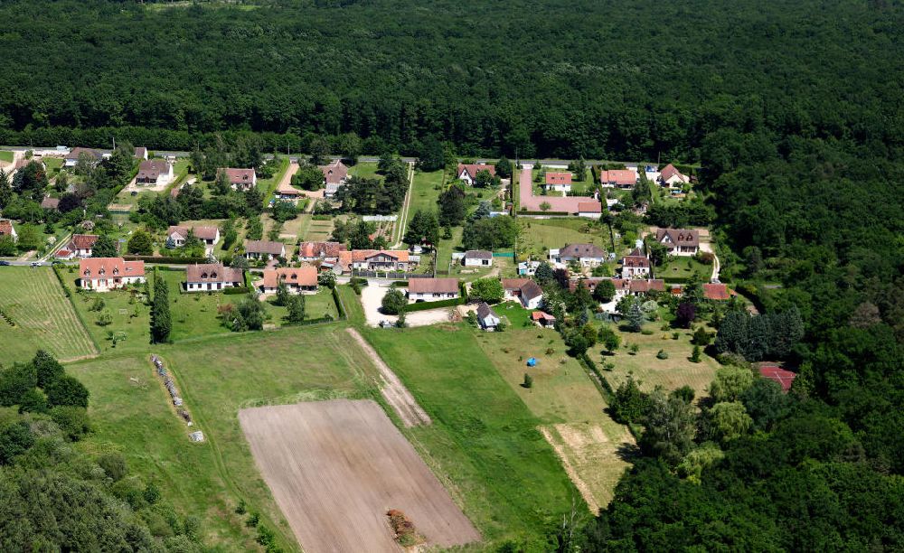 Aerial photograph Mont-près-Chambord - Ein ländliches Wohngebiet / Einfamilienhäuser in der Gemeinde Mont-près-Chambord im Loiretal im Derpartement Loire-et-Cher. Housing area in the community Mont-près-Chambord in the Departement Loire-et-Cher.