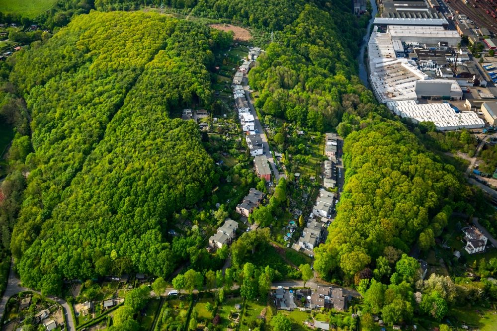Aerial photograph Hagen - Residential area on Philippshoehe in the town of Hagen in the state of North Rhine-Westphalia. The wooded hills area located in the West of the industrial and commercial area of Altenhagen