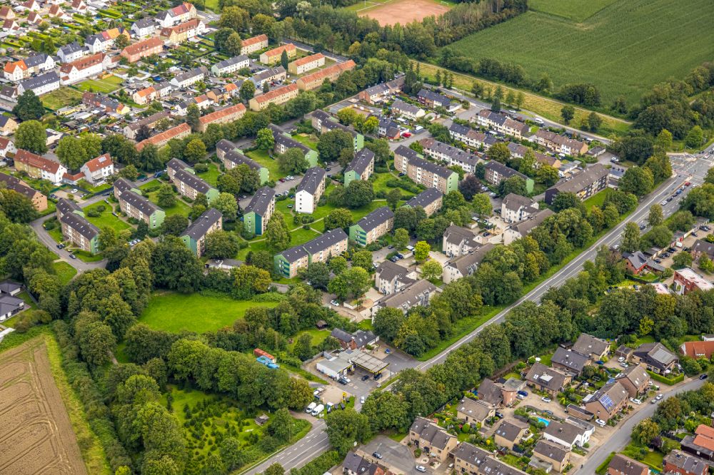 Aerial image Ahlen - Multi-family residential area in the form of a row house settlement on street Foehrenweg - Kastanienweg in Ahlen in the state North Rhine-Westphalia, Germany