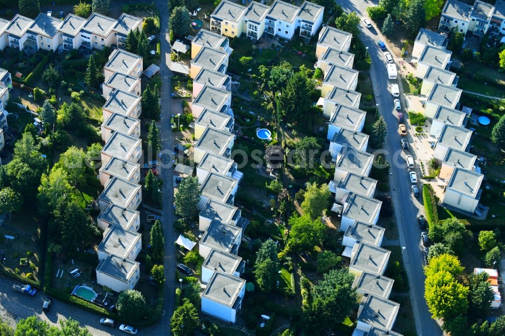 Aerial photograph Bernau - Residential area a row house settlement Angarastrasse corner Wolchowstrasse in Bernau in the state Brandenburg, Germany