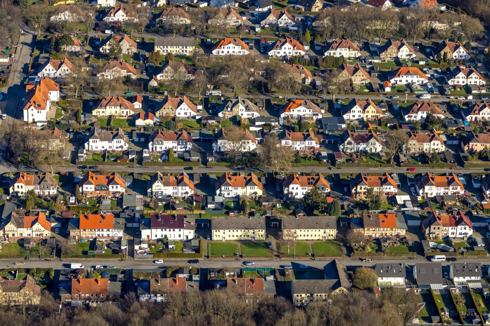 Lünen from the bird's eye view: Residential area of a row house settlement of the miners' colliery settlement between Lanstroper Strasse, Wirthstrasse and Querstrasse and Schlegelstrasse in Luenen in the Ruhr area in the state North Rhine-Westphalia, Germany
