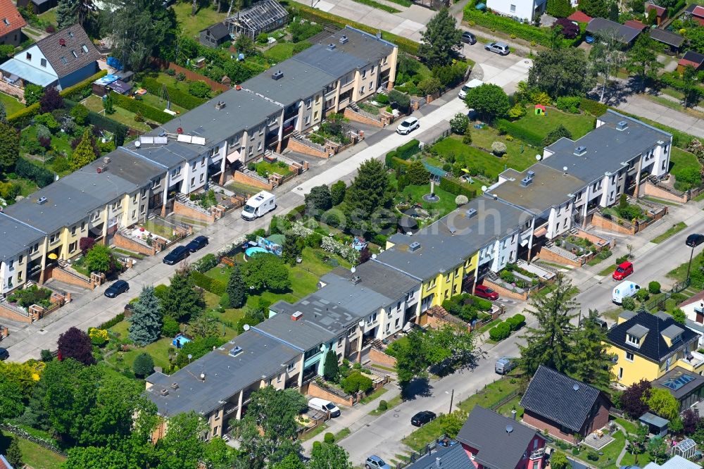 Berlin from the bird's eye view: Residential area a row house settlement on Blumberger Strasse destrict Mahlsdorf in Berlin