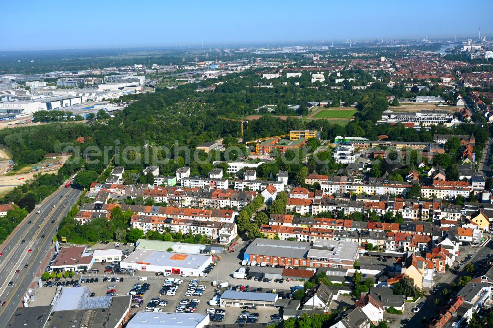 Aerial photograph Bremen - Multi-family residential area in the form of a row house settlement on street Vohnenstrasse in the district Huckelriede in Bremen, Germany