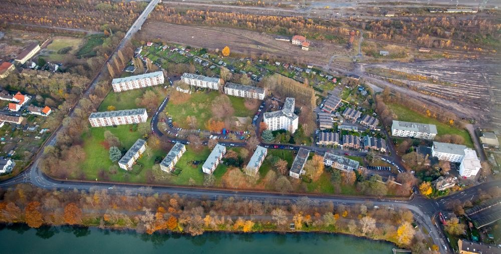Duisburg from the bird's eye view: Residential area a row house settlement at the Dirschauer street near the Wedauer bridge in Duisburg in the state North Rhine-Westphalia