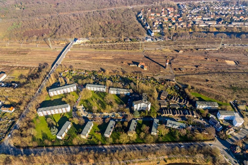 Duisburg from the bird's eye view: Residential area a row house settlement at the Dirschauer street near the Wedauer bridge in Duisburg in the state North Rhine-Westphalia