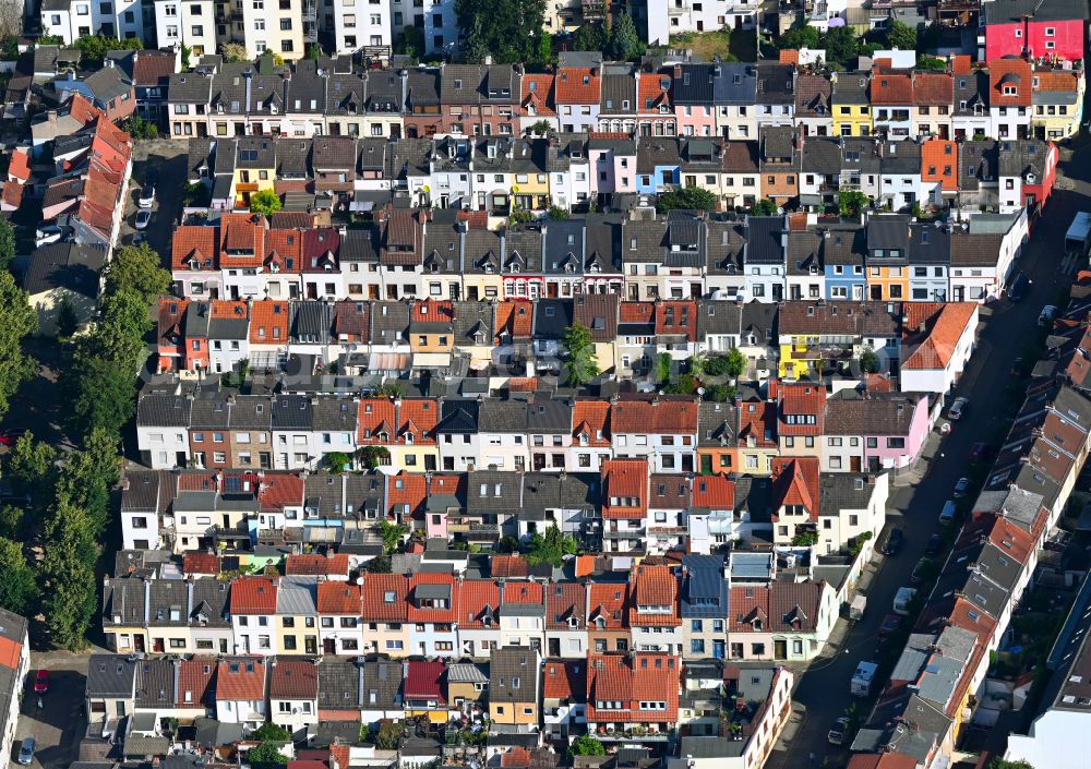 Aerial image Bremen - Residential area a row house settlement with a single-family structure on street Derfflingerstrasse in Bremen, Germany