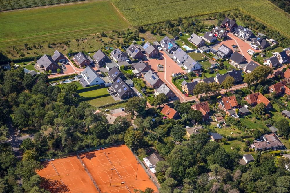Hünxe from the bird's eye view: Residential area a row house settlement along the Fasanenweg in Huenxe in the state North Rhine-Westphalia, Germany