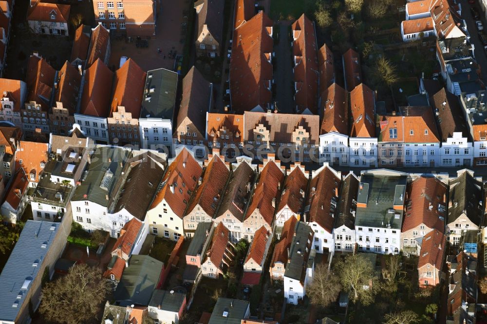 Aerial photograph Lübeck - Residential area a row house settlement along the Glockengiesserstrasse in the district Altstadt in Luebeck in the state Schleswig-Holstein, Germany