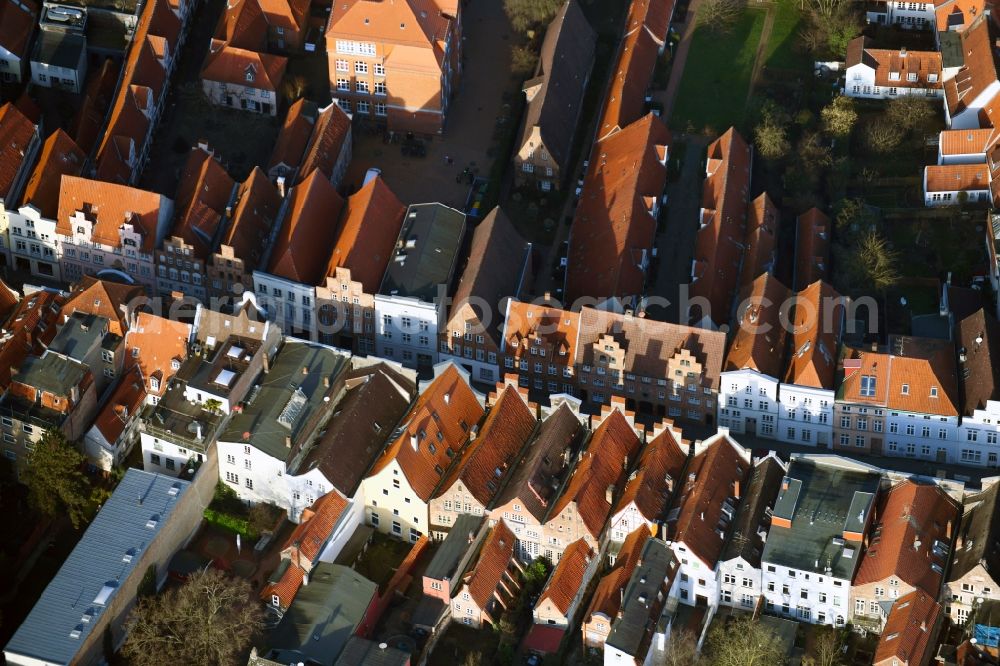 Lübeck from the bird's eye view: Residential area a row house settlement along the Glockengiesserstrasse in the district Altstadt in Luebeck in the state Schleswig-Holstein, Germany