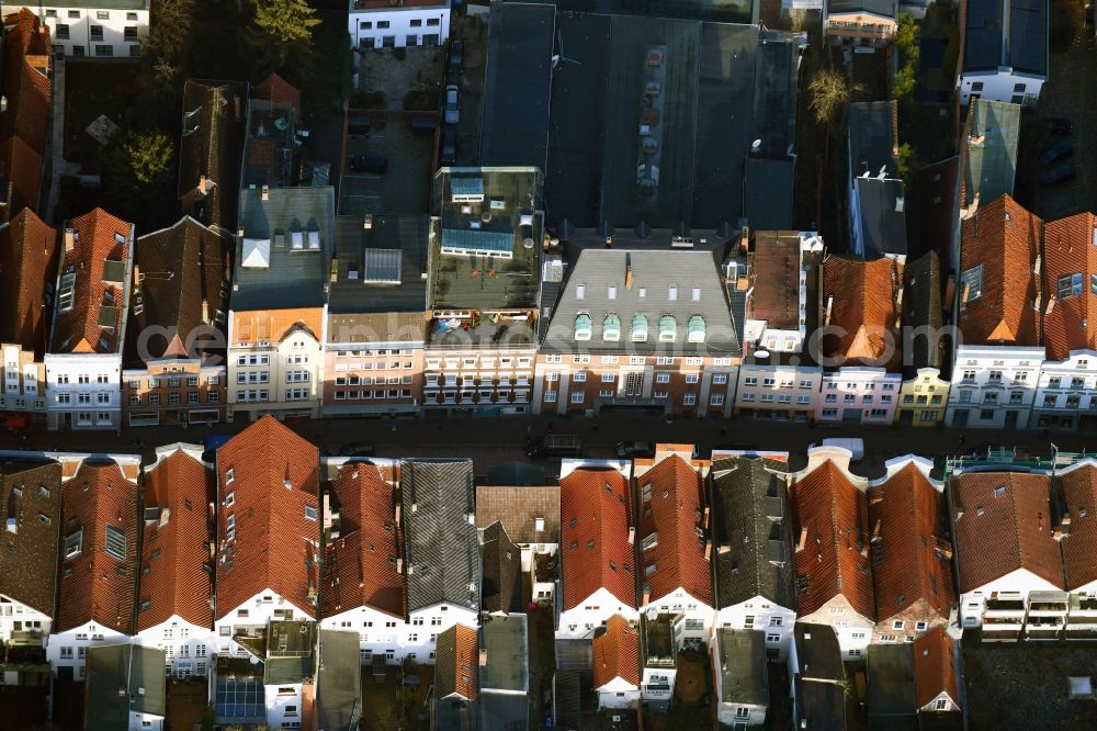 Aerial photograph Lübeck - Residential area a row house settlement Fleischhauerstrasse - Dr.-Julius-Leber-Strasse in the district Altstadt in Luebeck in the state Schleswig-Holstein, Germany