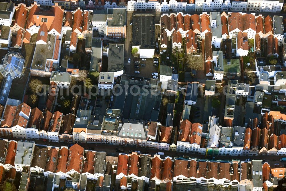 Lübeck from the bird's eye view: Residential area a row house settlement Fleischhauerstrasse - Dr.-Julius-Leber-Strasse in the district Altstadt in Luebeck in the state Schleswig-Holstein, Germany