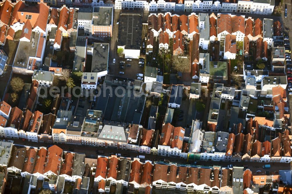 Aerial image Lübeck - Residential area a row house settlement Fleischhauerstrasse - Dr.-Julius-Leber-Strasse in the district Altstadt in Luebeck in the state Schleswig-Holstein, Germany