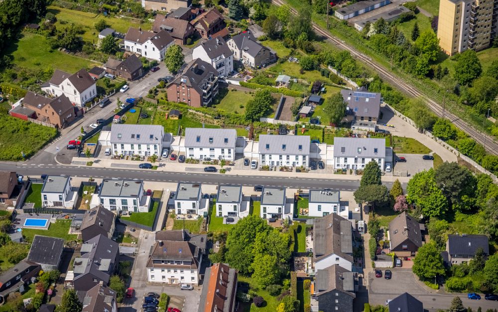 Aerial photograph Mülheim an der Ruhr - Residential area a row house settlement on Friedhofstrasse in the district Speldorf in Muelheim on the Ruhr in the state North Rhine-Westphalia, Germany