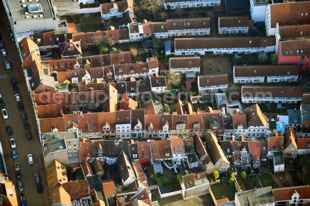 Lübeck from above - Residential area a row house settlement Grosse Kiesau - Garbereiter-Gang - Engelsgrube in the district Altstadt in Luebeck in the state Schleswig-Holstein, Germany