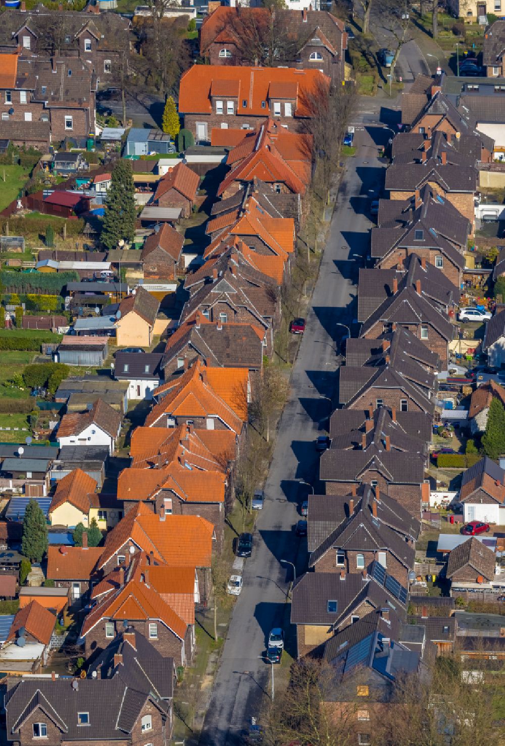 Bottrop from the bird's eye view: Residential area a row house settlement Nordring - Holtforterstrasse - Am Kirchschemsbach in the district Eigen in Bottrop in the state North Rhine-Westphalia, Germany