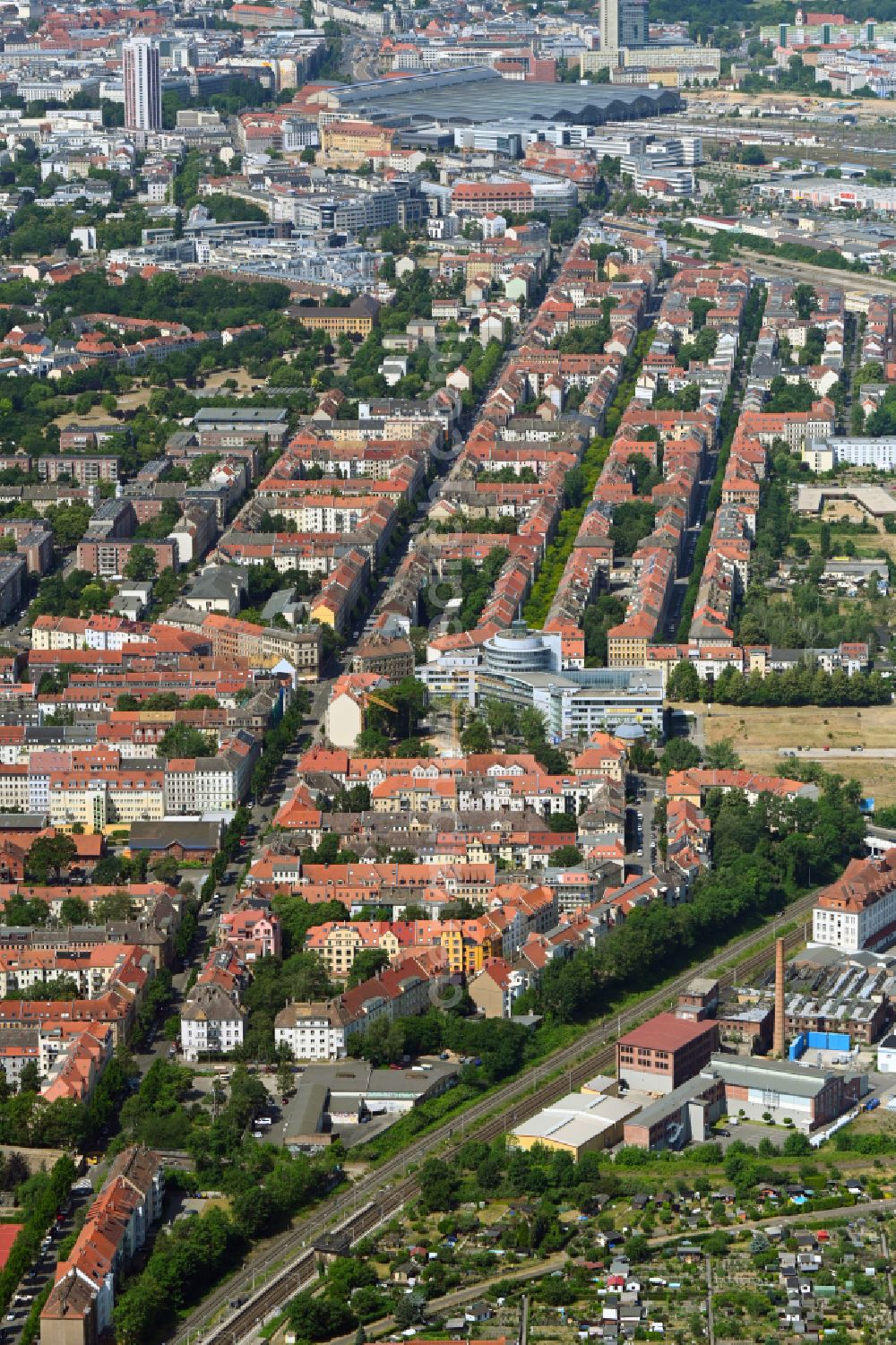 Leipzig from the bird's eye view: Residential area a row house settlement on street Eisenbahnstrasse in the district Volkmarsdorf in Leipzig in the state Saxony, Germany
