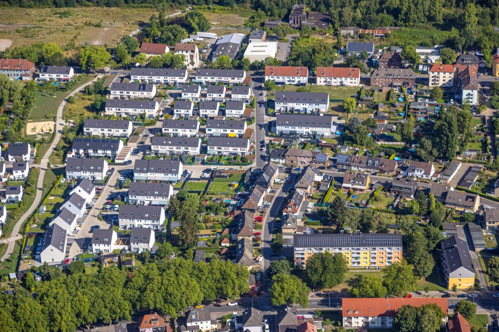 Gelsenkirchen from the bird's eye view: Residential area a row house settlement An of Lutherburg in the district Ueckendorf in Gelsenkirchen at Ruhrgebiet in the state North Rhine-Westphalia, Germany