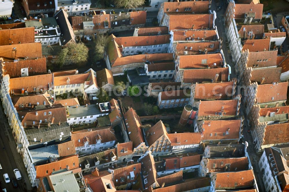 Lübeck from the bird's eye view: Residential area a row house settlement Mengstrasse - Beckergrube in the district Altstadt in Luebeck in the state Schleswig-Holstein, Germany