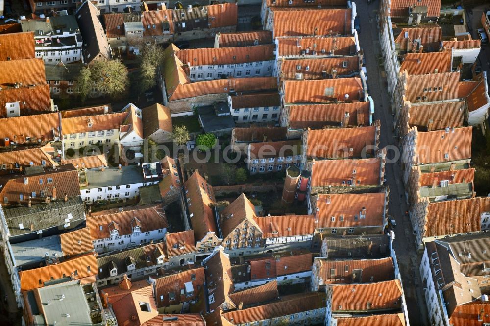 Aerial photograph Lübeck - Residential area a row house settlement Mengstrasse - Beckergrube in the district Altstadt in Luebeck in the state Schleswig-Holstein, Germany