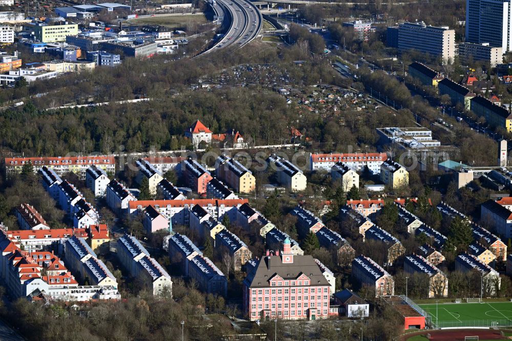 München from the bird's eye view: Multi-family residential area in the form of a row house settlement on street Echinger Strasse - Ungererstrasse - Gruenecker Strasse - Froettmaninger Strasse in the district Freimann in Munich in the state Bavaria, Germany