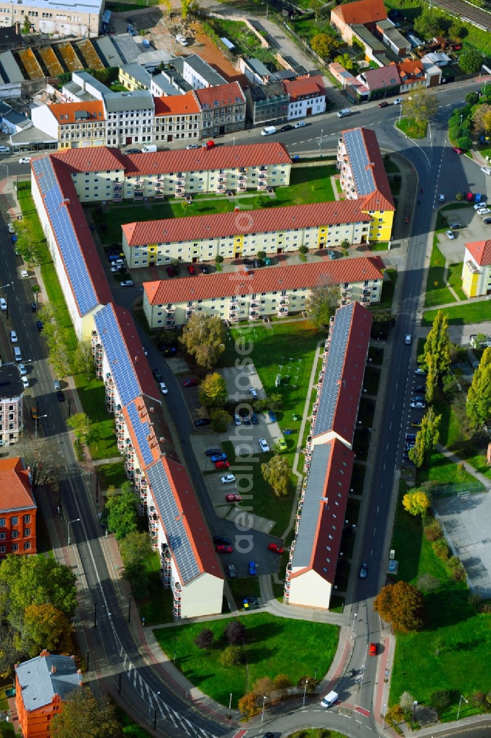 Magdeburg from above - Residential area a row house settlement Stendaler Strasse - Gardeleger Strasse - Altmaerker Privatstrasse in the district Alte Neustadt in Magdeburg in the state Saxony-Anhalt, Germany