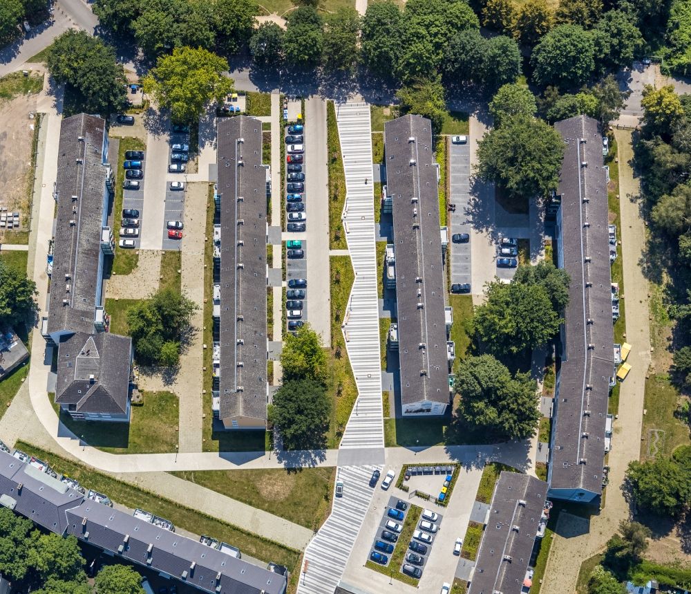 Dortmund from the bird's eye view: Residential area a row house settlement on Luetgenholz in the district Borsigplatz in Dortmund in the state North Rhine-Westphalia, Germany