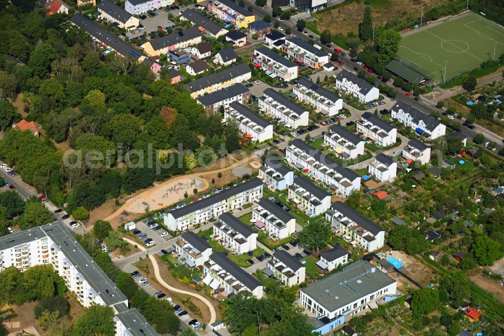 Berlin from the bird's eye view: Residential area a row house settlement Zwischen Bornitzstrasse and Gotlindestrasse in the district Lichtenberg in Berlin, Germany