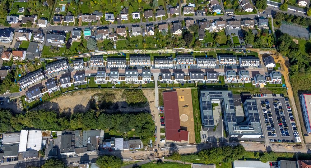 Schwelm from above - Residential area a row house settlement on street Gustav-Heinemann-Strasse in the district Loh in Schwelm in the state North Rhine-Westphalia, Germany