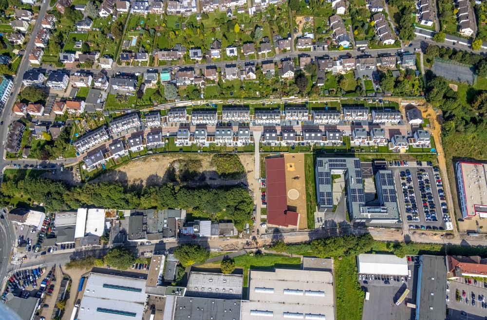Schwelm from the bird's eye view: Residential area a row house settlement on street Gustav-Heinemann-Strasse in the district Loh in Schwelm in the state North Rhine-Westphalia, Germany