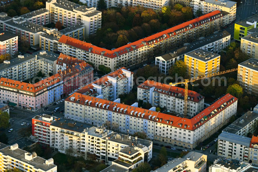 Aerial photograph München - Residential area a row house settlement on street Belgradstrasse - Karl-Theodor-Strasse in the district Schwabing-West in Munich in the state Bavaria, Germany