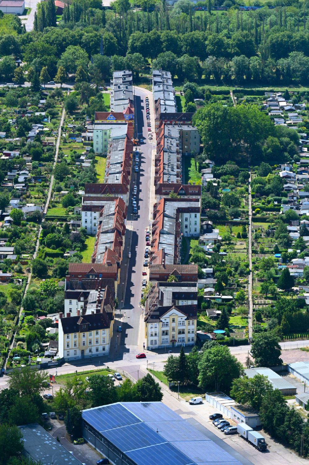 Aerial image Magdeburg - Multi-family residential area in the form of a row house settlement on street Otto-Richter-Strasse in the district Sudenburg in Magdeburg in the state Saxony-Anhalt, Germany