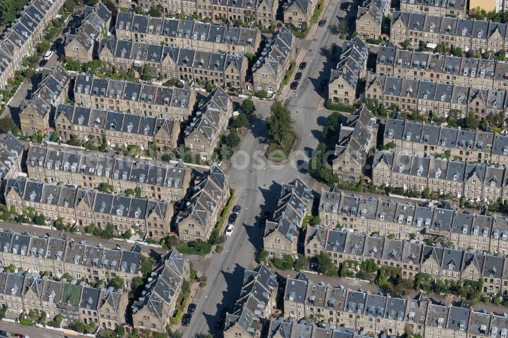 Aerial image Kopenhagen - Residential area a row house settlement on Oster Sogade - Hallinsgade - Zinnsgade in the district Indre By in Copenhagen in Region Hovedstaden, Denmark