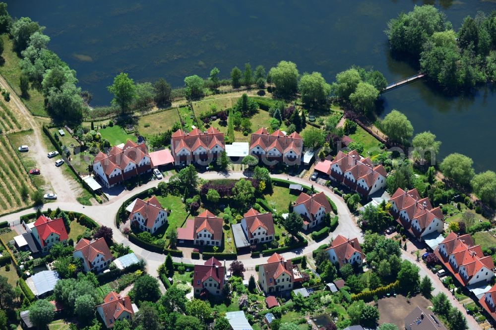 Aerial photograph Oranienburg - Residential area of a row house settlement in the Germendorf part of Oranienburg in the state Brandenburg. The single family houses and semi-detached buildings are located on a round square in the Southwest of the district. They are architecturally similar and symmetrically ordered and are located on the shores of the Waldseen lakes
